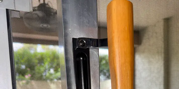 Sliding patio door handle and latch close up
